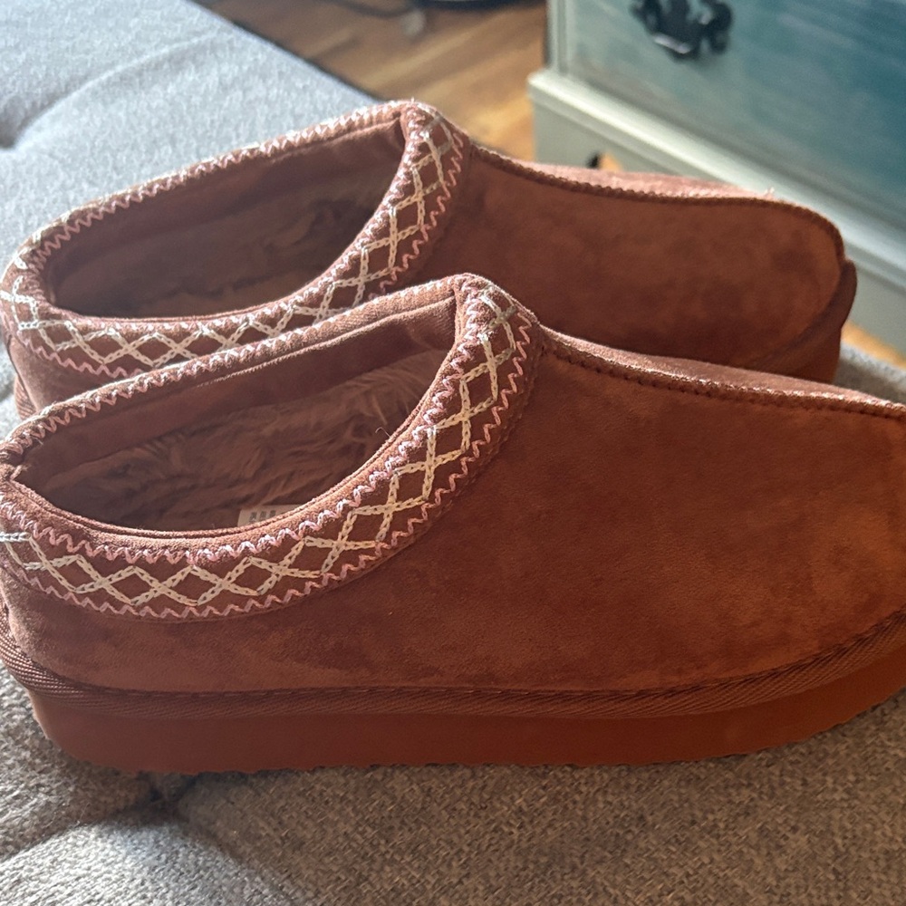 Aerie Tan Slippers with Embroidered Detail